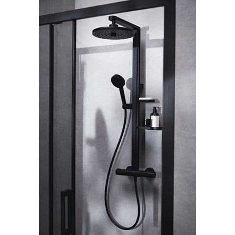 Ideal Standard Alu+ termosztátos zuhanyrendszer, 2 funkciós zuhanyfejjel, 2 polccal, matt fekete