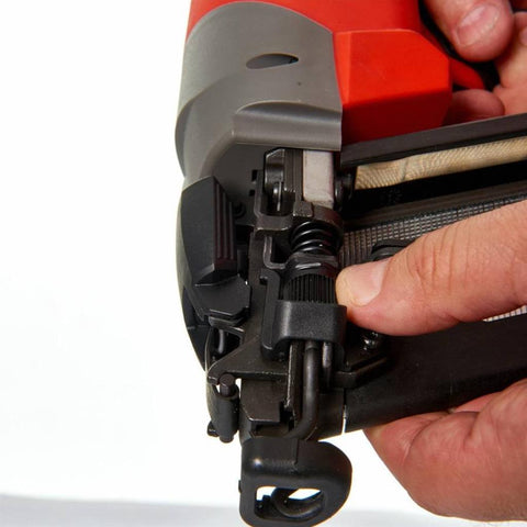 Milwaukee M18 CN16GA-202X döntött finiselő szögbelövő
